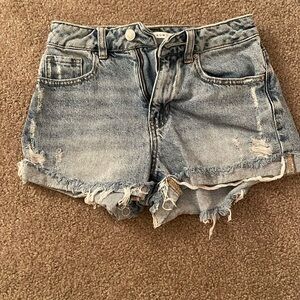 PacSun distressed denim jean mom short in size 23